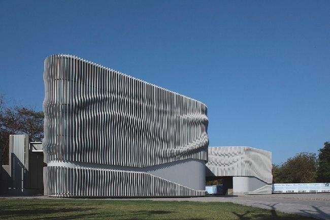 郑州浅谈现代建筑采用网架结构安装的主要优势和应用